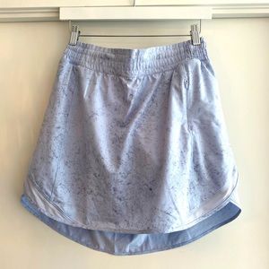 Lululemon - blue marbled skirt - size US 10